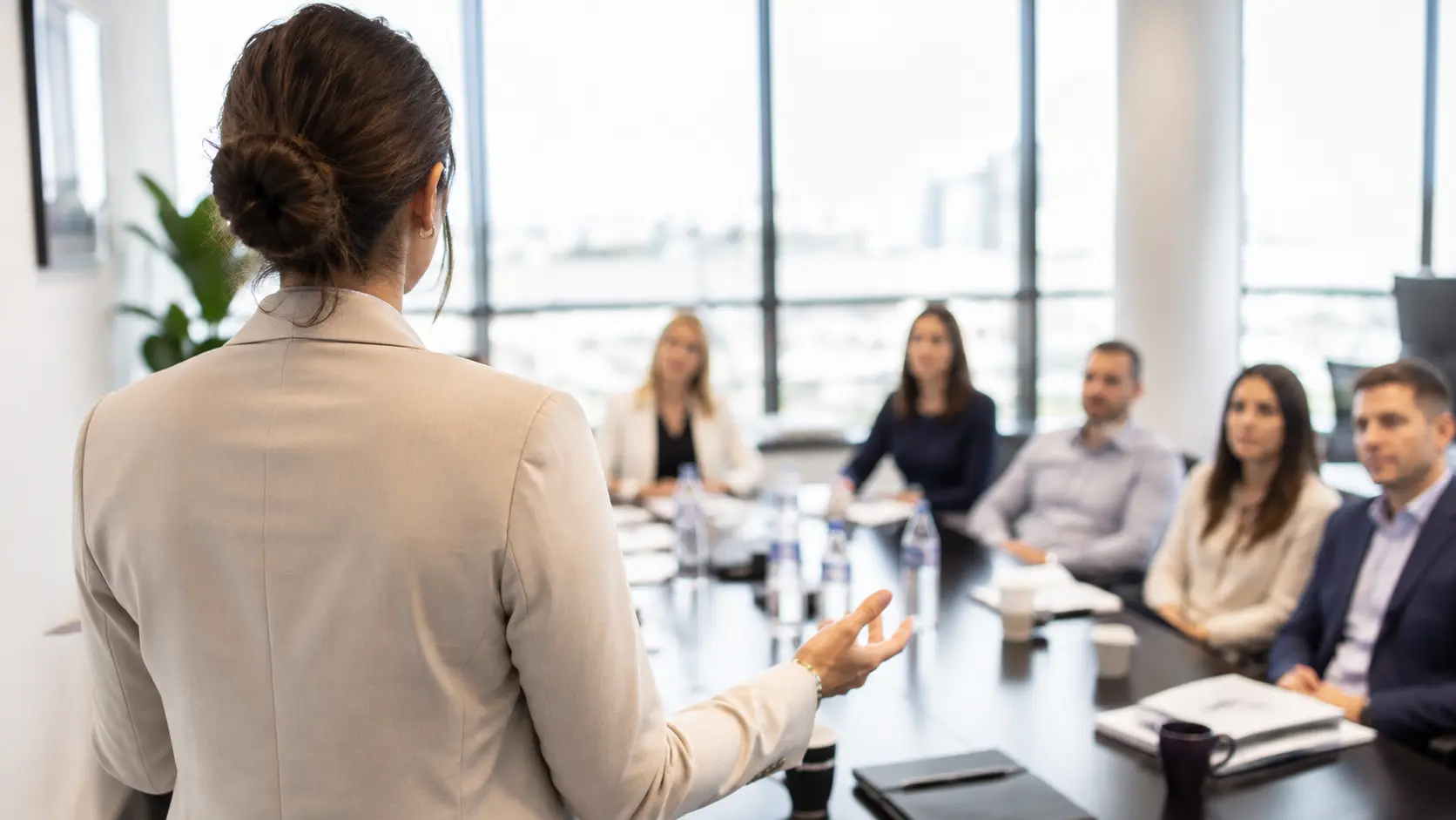 Business presentations in Spanish with professional phrases and vocabulary