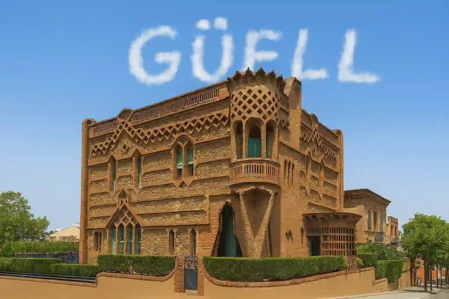 Colònia Güell Tour – Blick auf die Krypta und Blick über die Siedlung