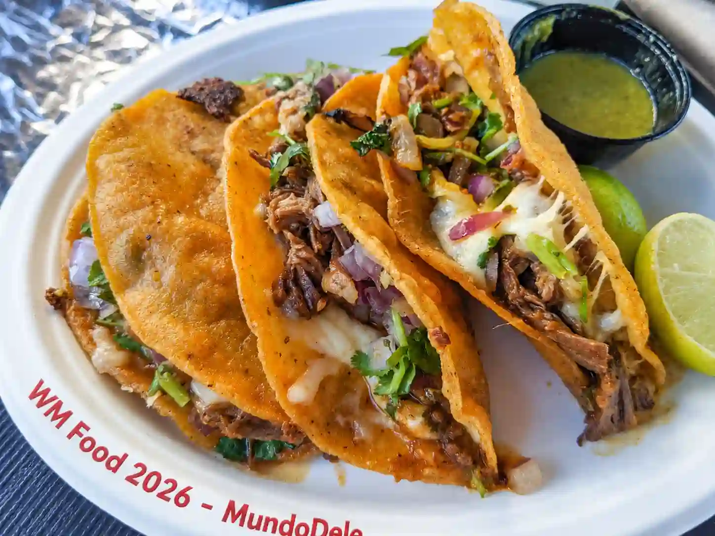 Quesabirria-Tacos als mexikanisches WM-Food 2026 mit Consomé, Limette und Koriander